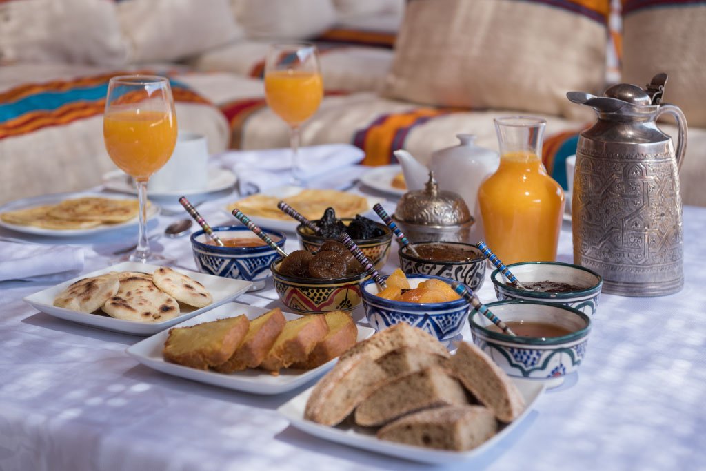 Le petit-déjeuner marocain servi au patio