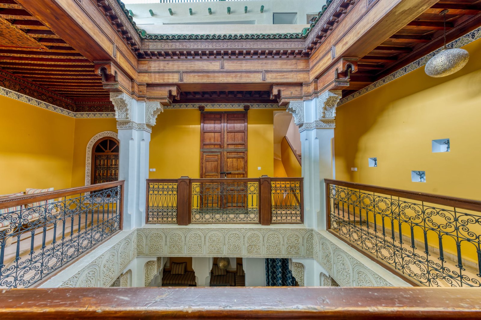 La galerie du premier étage ouverte sur le patio